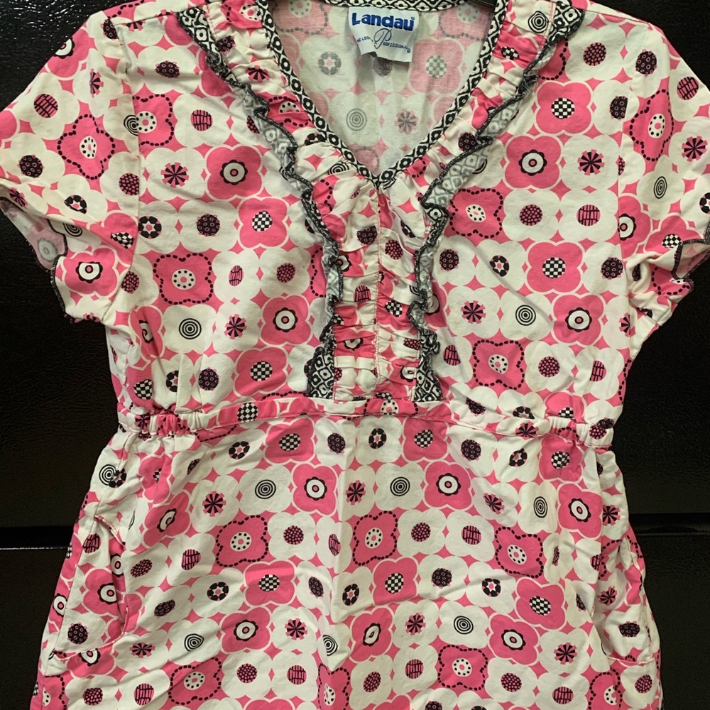 Landau scrub top